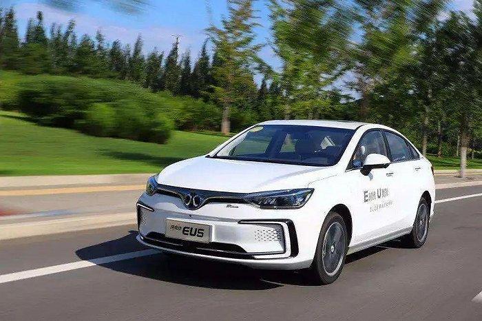 2023年汽车行业回顾：新能源汽车崛起与传统燃油车降价趋势分析