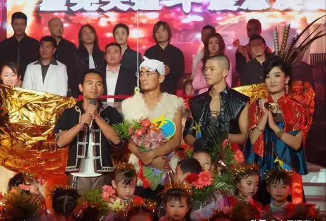 成龙看表演落泪_成龙的舞台表现与才艺展示_成龙的表演