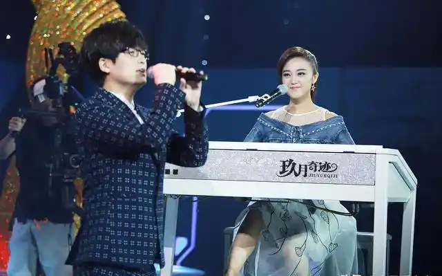 成龙的舞台表现与才艺展示_成龙看表演落泪_成龙的表演