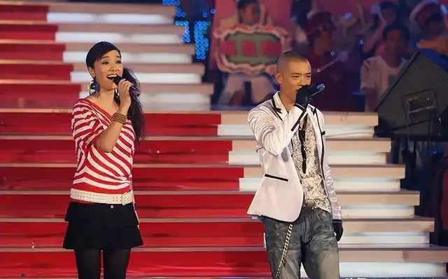 成龙的舞台表现与才艺展示_成龙看表演落泪_成龙的表演