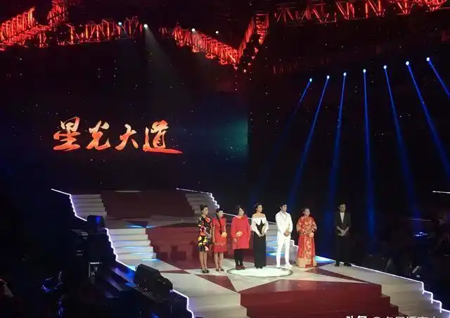 成龙看表演落泪_成龙的舞台表现与才艺展示_成龙的表演