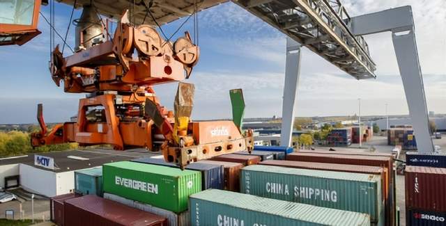 从香港到全球：李嘉诚的商业帝国_李嘉诚在香港囤了多少地_李嘉诚在英国打造香港城