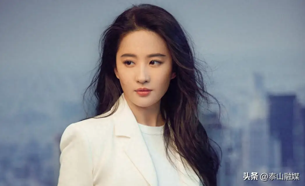 刘亦菲：从清纯仙气到单身女神，揭秘她的成长与感情世界