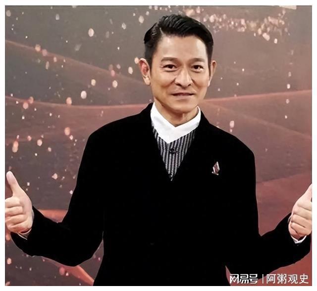 刘德华的辉煌与坚持：从音乐到电影的传奇之路及舆论挑战