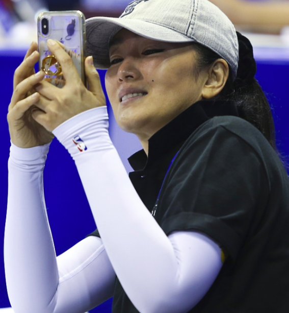 2019年女排奥运会资格赛宁波站：巩俐素颜观战中国VS捷克比赛