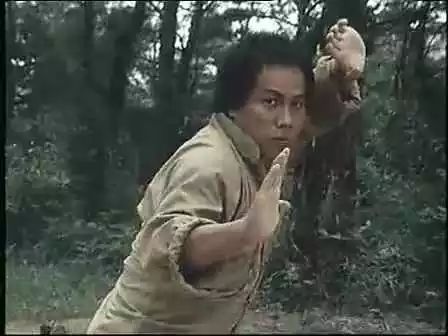 李连杰（Jet Li） - 武术家和演员，代表作品包括《少林寺》和《英雄》。_少林武僧李连杰_武打片少林寺李连杰主演