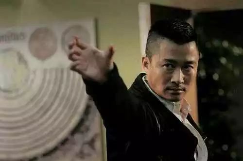 少林武僧李连杰_武打片少林寺李连杰主演_李连杰（Jet Li） - 武术家和演员，代表作品包括《少林寺》和《英雄》。