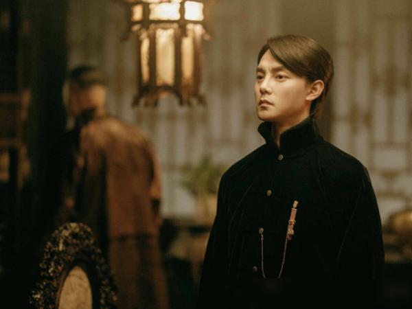 李易峰演技吐槽_李易峰在新剧中挑战反派角色，演技受赞_李易峰的演技专家评论