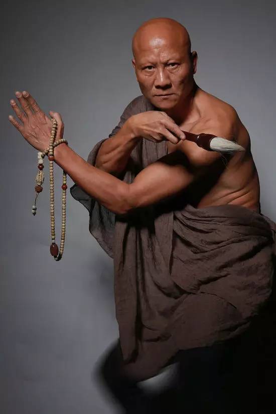 少林寺李连杰练武片段_李连杰（Jet Li） - 武术家和演员，代表作品包括《少林寺》和《英雄》。_李连杰少林寺武术表演视频