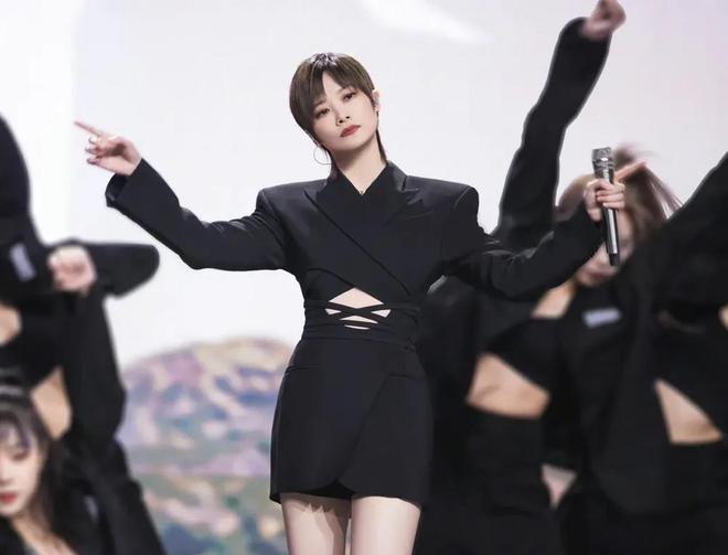 李宇春在国际音乐盛典中展现魅力，获赞无数_李宇春优雅盛典_李宇春颁奖典礼唱歌
