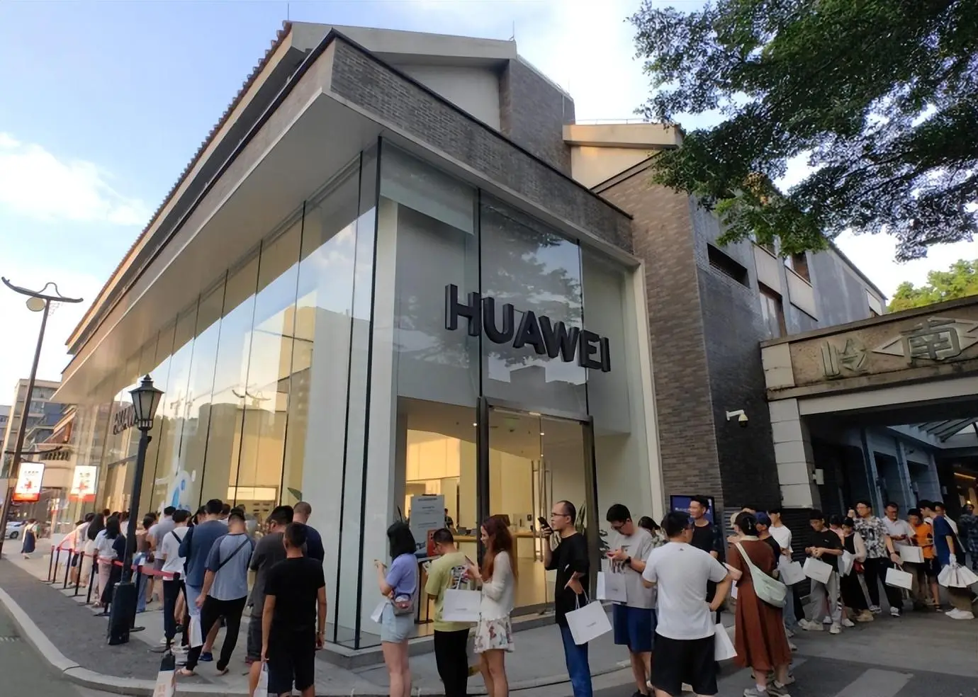 探索小米14的高端工艺与设计理念_小米高端化知乎_小米产品设计风格