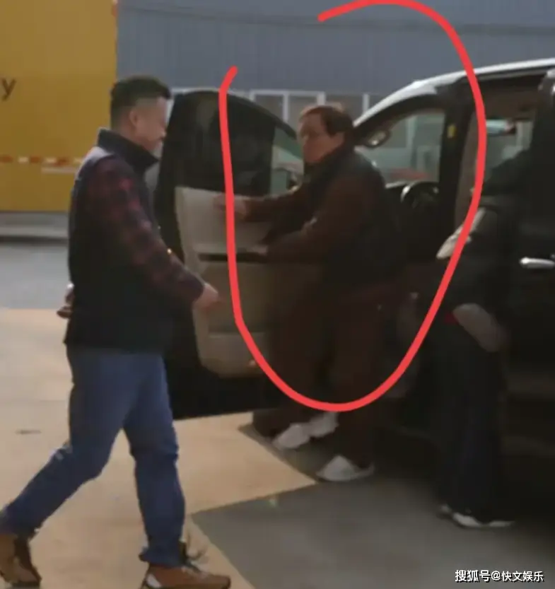 70岁成龙1月底现身河南录春晚，依旧状态极佳引关注